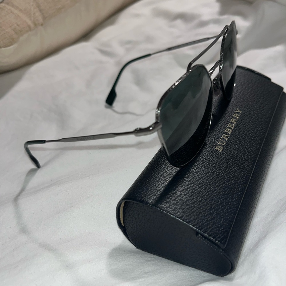 Burberry sunglasses. - Picture 4 of 5